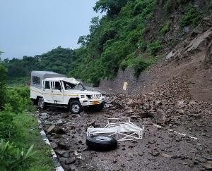Stones fell on newspaper cart near Datyar in Solan, one dead, three injured