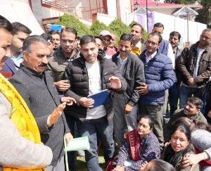 Himachal: Unemployed Art Teachers Association expressed objection over closure of schools.