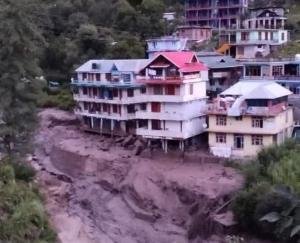 Kullu: Cloud burst in Manikarna Valley, sheds along with shops were washed away, people ran to save their lives.
