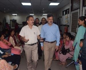 Bilaspur: Minister Rajesh Dharmani reached the hospital without informing, panic in the hospital management.