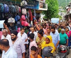 Kullu: Street vendors staged a protest in Bhuntar and said, Nagar Panchayat Secretary is snatching away employment.