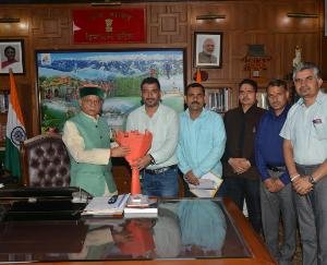 The delegation of New Pension Scheme Employees Federation met Shiv Pratap Shukla under the chairmanship of State President Pradeep Thakur.