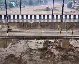 Kullu: Cloud burst in Manikarna, flood in Beas river, Malana Dam damaged, many people missing in Nirmand.