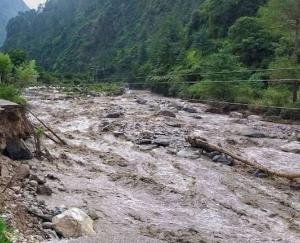 Chaos due to rain in Kullu-Mandi, clouds burst at three places, 40 people missing, two bodies recovered