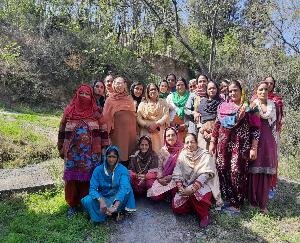 कोरोना से लड़ाई में महिला मंडल की पहल