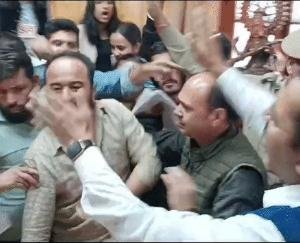 Shimla: Tense atmosphere in Sanjauli College, SFI worker argues with college professor