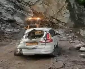 Kinnaur: Stones fell from a hill on a moving car in Nigulsari, three people injured.