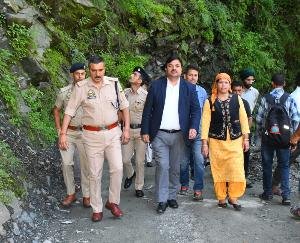 Rampur: Road broken due to cloud burst in Taklech restored, DC and SP inspected