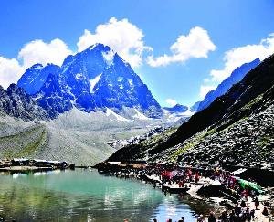 Crowd in helitaxi during Manimahesh Yatra, weather is becoming a hindrance