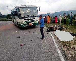 Mandi: Bus and bike collide at the turn, bike rider dies on the spot
