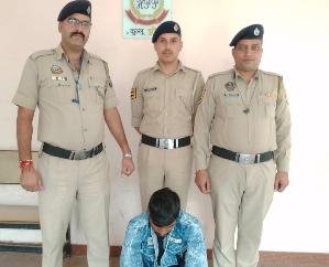 720 grams of hashish recovered from a youth of Rajasthan near a drain left on Manikarna Road.