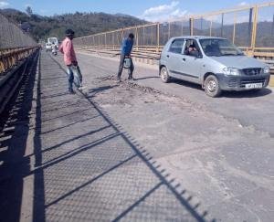 बिलासपुर युवा कांग्रेस के संघर्ष की बहुत बड़ी जीत ,कंदरौर पुल की मरम्मत आरम्भ : आशीष ठाकुर