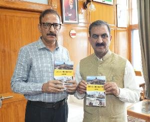 Chief Minister released two books of Ajay Parashar