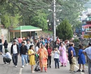 Himachal: Tourists are liking the valleys of Kinnaur, Lahaul-Spiti, advance booking in hotels.