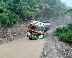 Hamirpur: HRTC bus stuck in debris near Chahad Mor of Bari Panchayat.