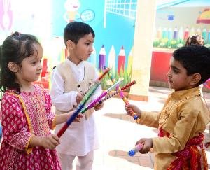 Solan: Euro Kids children performed Dandiya on the occasion of Navratri.