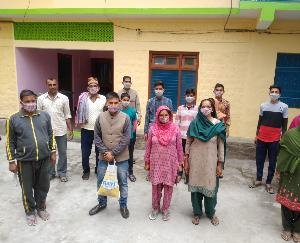 युवा कांग्रेस ने घर घर जा कर बांटे मास्क