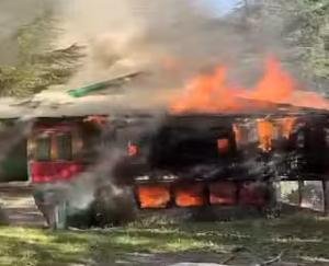 Kullu: Houses burnt to ashes in Banjar, panic due to high rising flames