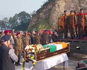 Dead body of martyred soldier Rakesh Kumar reached Mandi by army helicopter