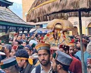 Deity Shringa Rishi came to Chhoti Kashi Mandi for the first time, welcomed with flower shower