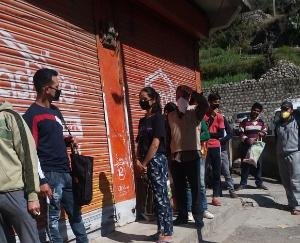 कर्फ्यू के दूसरे दिन किरयाना दुकानों में लगी लोगों की भीड़