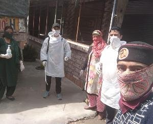 करणी￼ सेना बिलासपुर के कार्यकर्ता कर रहे दवा का छिड़काव