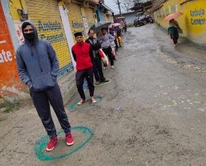 सोशल डिस्टेंसिंग का पालन करते नज़र आए लोग