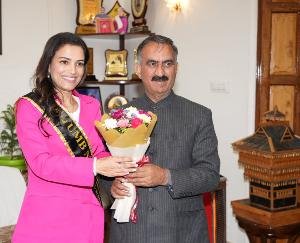 Akshita Sharma, first runner-up of UMB Mrs. India, met the Chief Minister