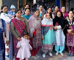 Participation of women of Hatkot Panchayat in protest against making Kunihar a Nagar Panchayat