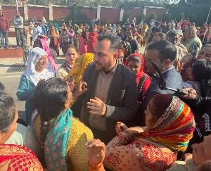 Hamirpur: People descended on the National Highway in protest against the closure of the charitable hospital.