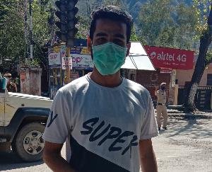 कॉलेज में पढ़ने वाला युवक सड़कों पर चल रहे जरूरतमंदों को खिला रहा रोटी 