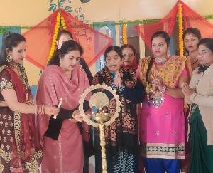 Solan: Mother's Day program organized for mothers of nursery and first class in Dayanand Adarsh ​​Vidyalaya.