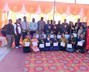 Kunihar: Badlag Vidyalaya celebrated annual prize distribution ceremony with pomp