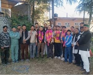New office bearers of Karsog Congress were congratulated by distributing sweets and garlanding them.