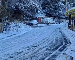 Shimla: Second snowfall of the season, many roads closed, vehicles started slipping on the road.