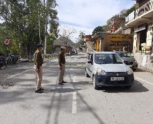 दुकानों पर लगा लोगों का जमावड़ा, बनाए राखी उच्चित दूरी