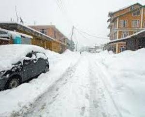 Himachal 'frozen' due to heavy snowfall, 174 roads including 3 NH closed