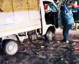 Manali: Car slipped on snow and fell into ditch, driver saved his life by jumping