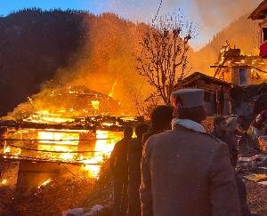 Massive fire in Kullu, half village burnt, 17 houses, 6 cow sheds reduced to ashes