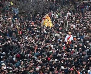 Rohru Bhunda Mahayagya: As soon as they crossed the moat, a crowd gathered to get the Panchratna tied on the forehead of Surat.