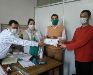 आपदा की इस घडी में भी ये लोग निभा रहे इंसानियत का धर्म!