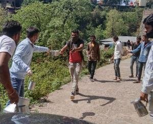 गरीबों की मदद करने निकले युवा