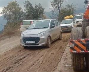 Travel becomes risky in Mandi-Pathankot four lane under construction