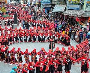 Mahanati in Manali Winter Carnival, more than 1500 women danced together