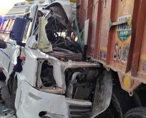 Mini bus full of Himachal devotees returning after taking bath in Mahakumbh collides with a truck, two devotees killed, 11 injured