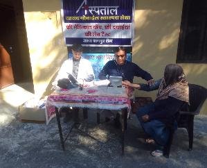 Jaswan: MP mobile health service team checked the health of people in Paragpur-Nihari.