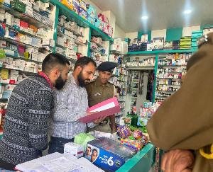  Kunihar: Drug -inspector- Arki -and- police -team- Kunihar-  conducted -surprise -inspection- of- medicine -shops, gave- instructions- to- shopkeepers