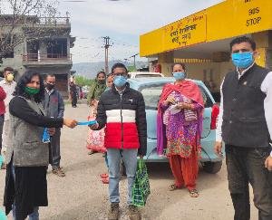 बिलासपुर के साथ लगती पंचायतों में बांटे मास्क एवं सैनिटाइजर