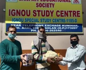 गणपति एजुकेशनल सोसाईटी ज़रूरतमंद परिवारों को बाँट रही खाद्य सामग्री