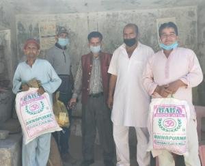 मज़दूरों में बांटी राहत सामग्री